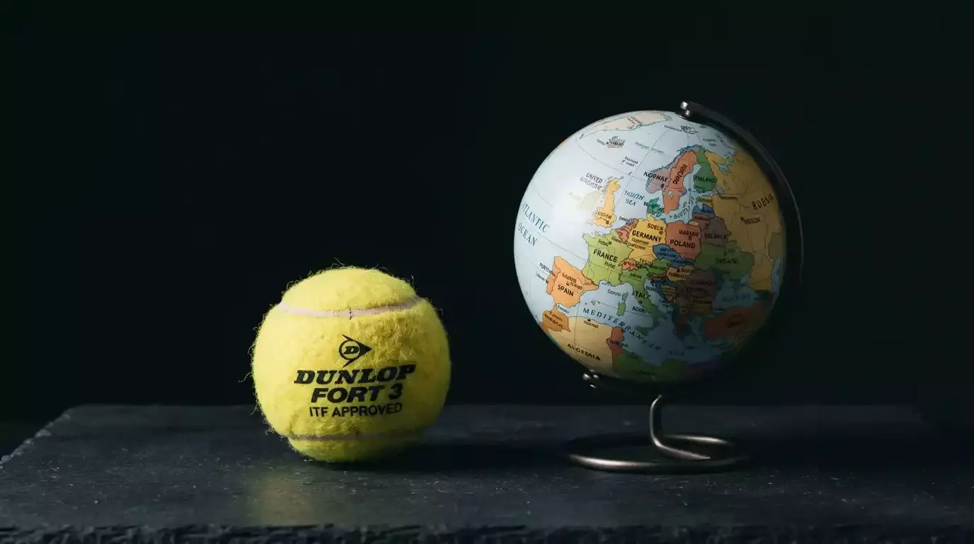 Tennisball vor einer Weltkugel als Symbol für den globalen Tennis-Wettmarkt